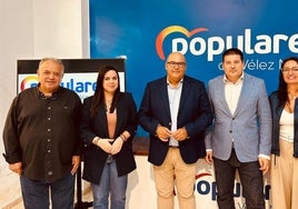 El alcalde de Vélez-Málaga, ediles y el parlamentario andaluz Fran Oblaré, en la sede del PP veleño.