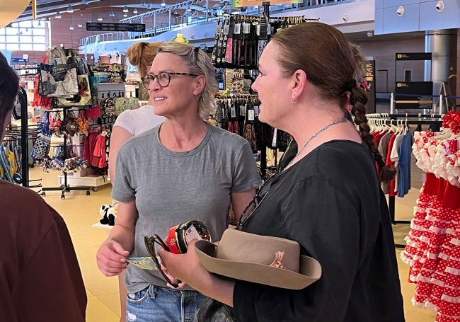 Robin Wright, con un billete de 20 euros, antes de pagar unas chanclas que se compró en la terminarl de cruceros.