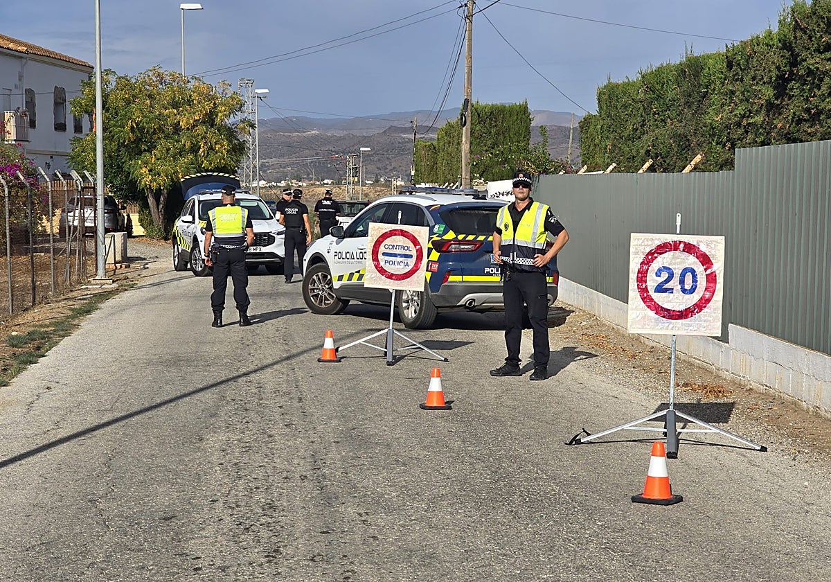 Agentes de la Policía Local de Alhaurín de la Torre, en un control.