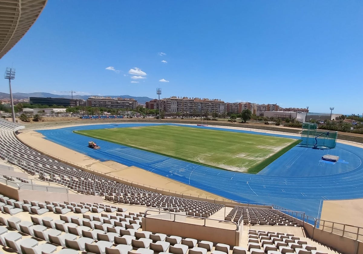 Panorámica del estadio Ciudad de Málaga, con grada para unas 9.000 personas en sólo uno de los laterales.