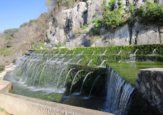 La Fuente de los Cien Caños, al otro lado de la sierra de San Jorge, se considera popular y oficiosamente el nacimiento del río.