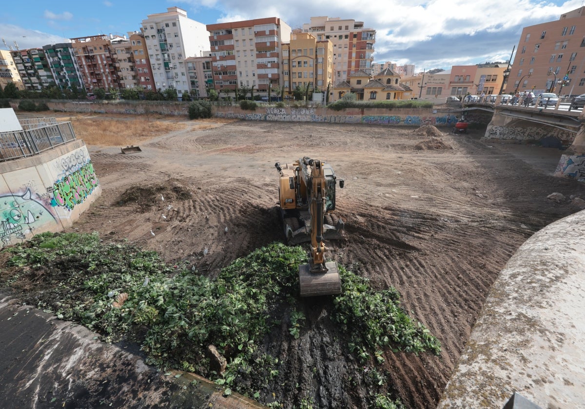 Málaga acelera en despejar cauces, arroyos y alcantarillado para evitar inundaciones