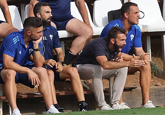 El técnico del Marbella grita a sus jugadores desde el banquillo.