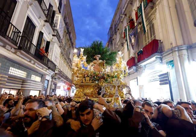 La Divina Pastora, a su paso por la calle Granada, tras recibir aleluyas.