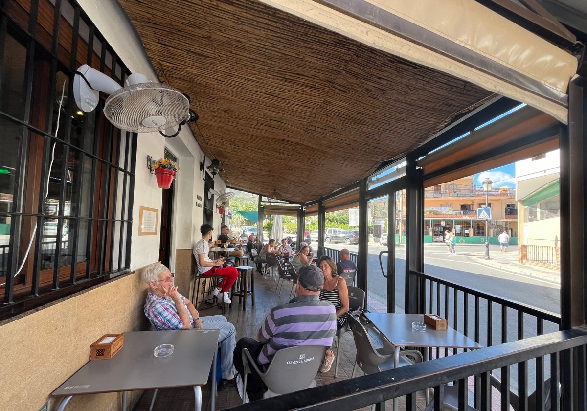 Vecinos y turistas, este jueves en la terraza de un restaurante en el centro de Benamargosa.