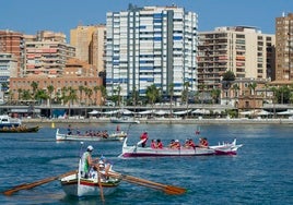 Una regata de jábegas, en la playa de La Malagueta.