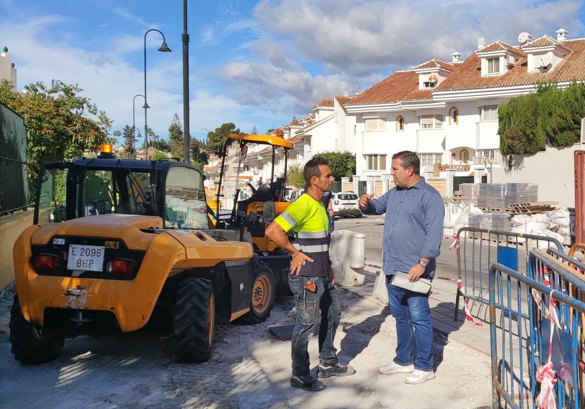 Culmina la mejora de los acerados en la avenida de La Sierrezuela en Mijas