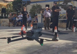 El dron de la Policía Local emprende el vuelo.