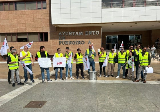 Trabajadores del servicio de autobús urbano en una protesta delante del Ayuntamiento, en una imagen de archivo.