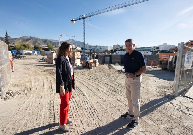 La delegada de la Junta en Málaga, Patricia Navarro, y el alcalde nerjeño, José Alberto Armijo, este viernes.