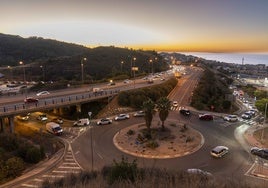 Tráfico matinal en la rotonda de acceso a Cerrado de Calderón.