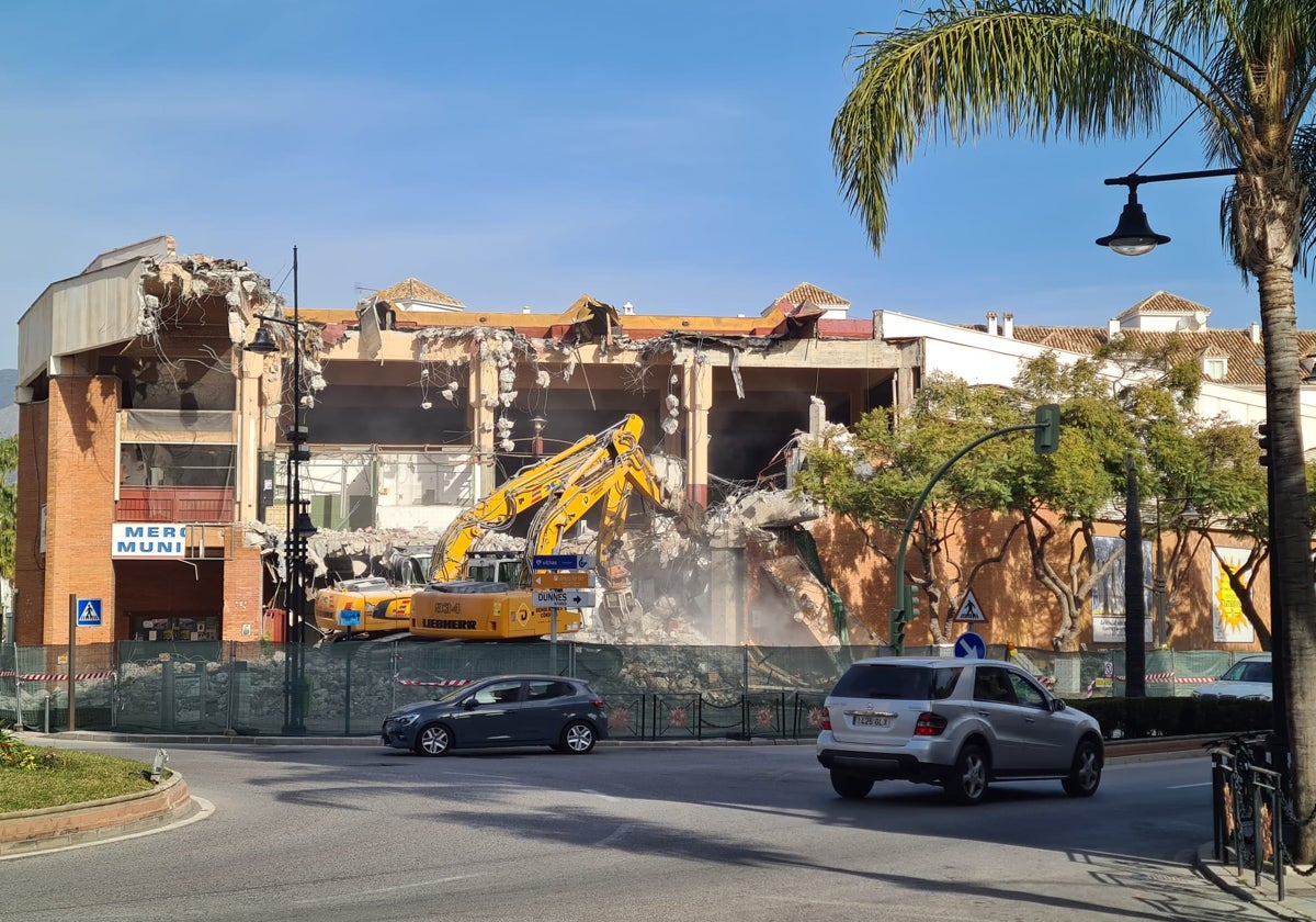 Imprevistos en el derribo de Mercacentro en Fuengirola retrasarán las obras siete meses y aumentarán el presupuesto