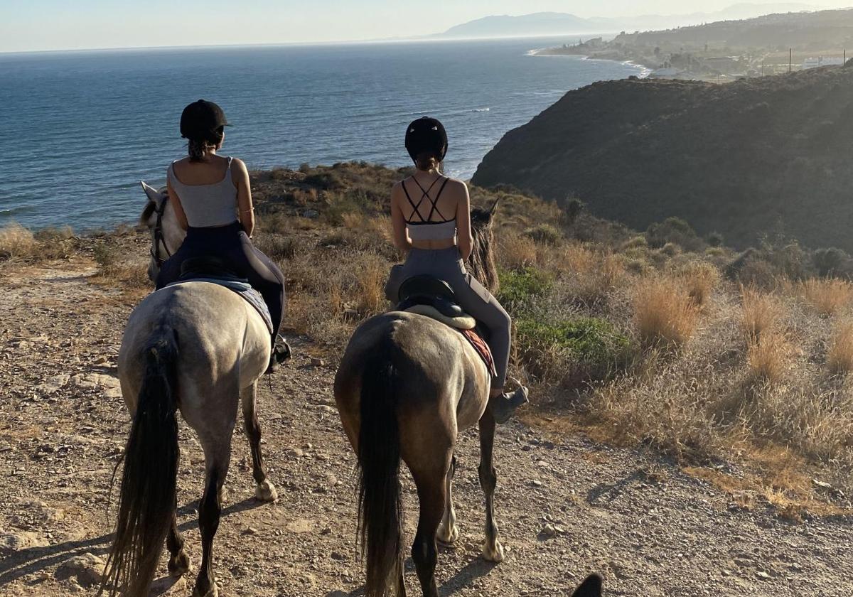 Club Hípico Almayate: la experiencia única de cabalgar con vistas al Mediterráneo