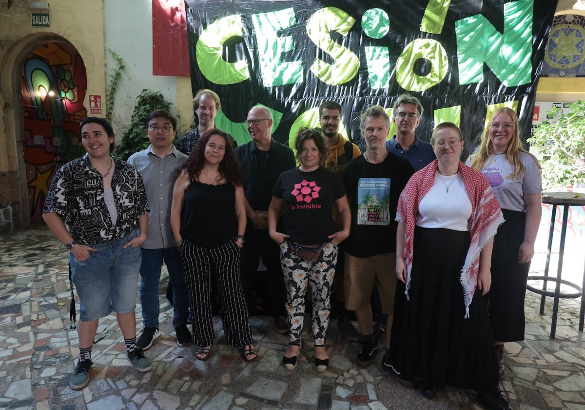 Representantes del colectivo de La Invisible y directivos de museos internacionales, en la rueda de prensa de hoy viernes.