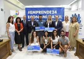 Foto de familia del alcalde y concejales, con galardonados y patrocinadores.