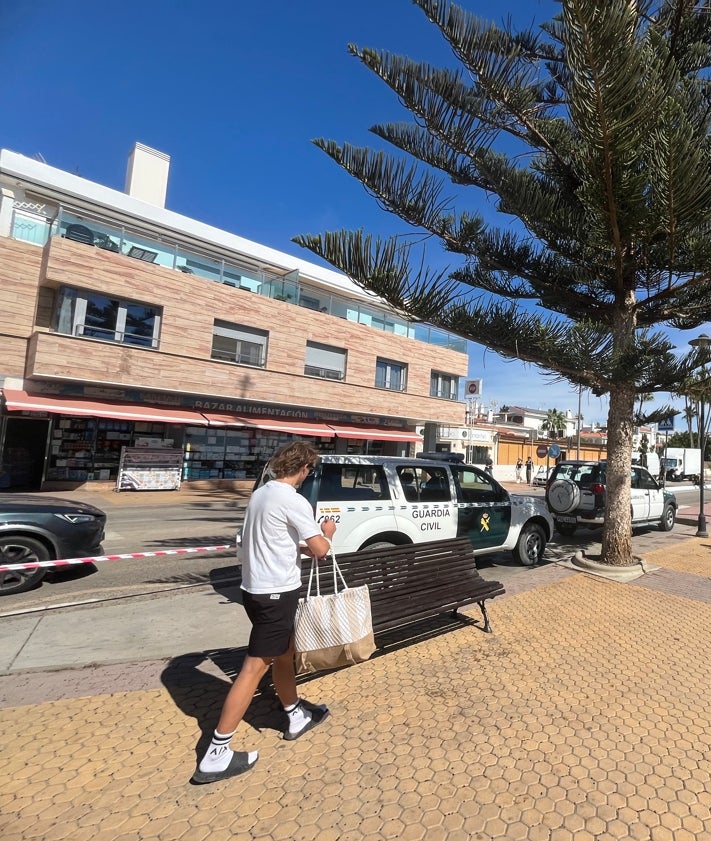 Imagen secundaria 2 - Tres imágenes del rodaje de la nueva serie de Movistar, este viernes en el paseo marítimo de Benajarafe.