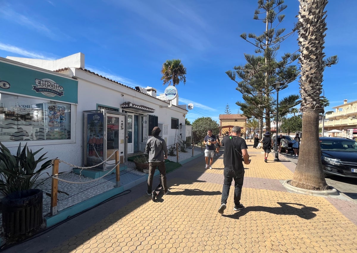 Imagen secundaria 1 - Tres imágenes del rodaje de la nueva serie de Movistar, este viernes en el paseo marítimo de Benajarafe.