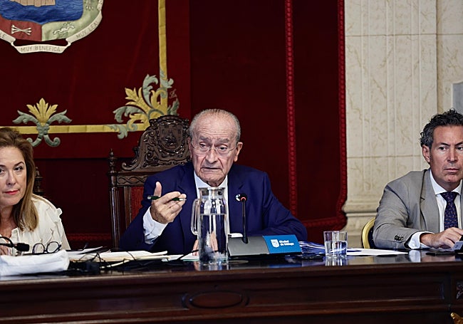 De la Torre, el alcalde presidente, es el que puso en marcha la figura del post-pleno para darle voz a los ciudadanos que no pueden intervenir en las mociones, pero que quieren exponer sus problemas.