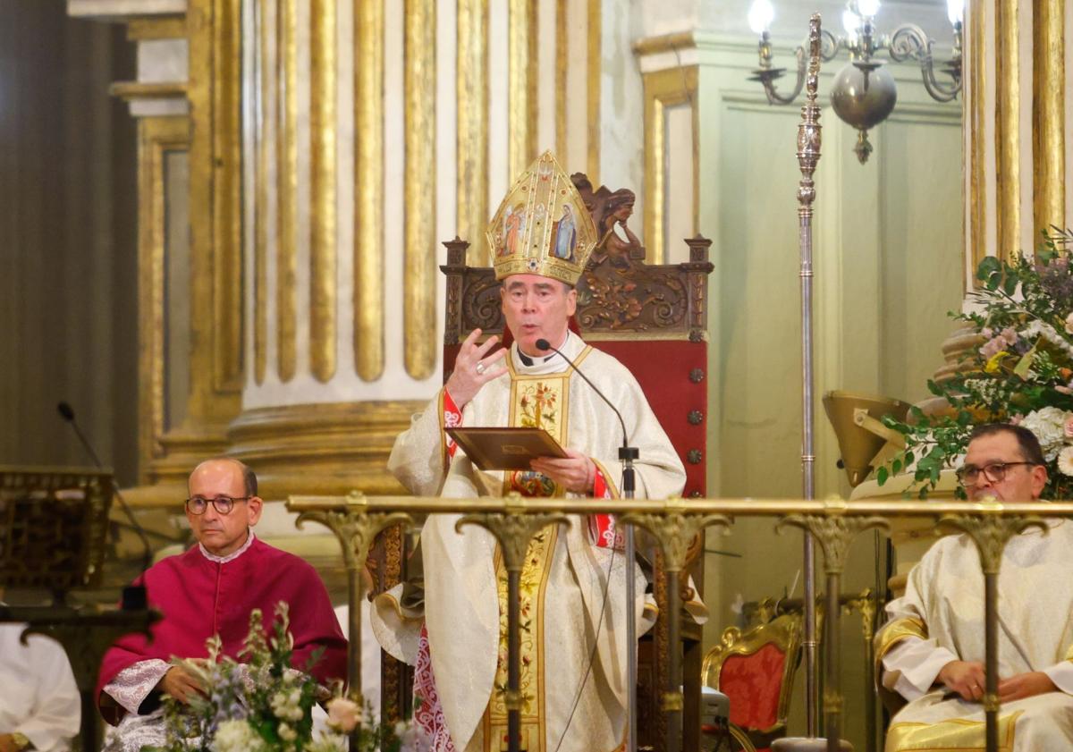 Imagen principal - Catalá durante su homilía. Traslado de las coronas para su bendición. Emoción de los asistentes