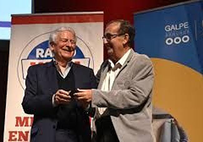 Agustín Lomeña, derecha, con Manolo Jota, hace unos días tras recibir el escudo de oro de Radio Marca.