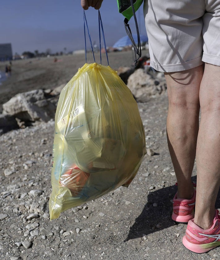 Imagen secundaria 2 - Casi 300 kilos de basura recogidos en las playas de Sacaba