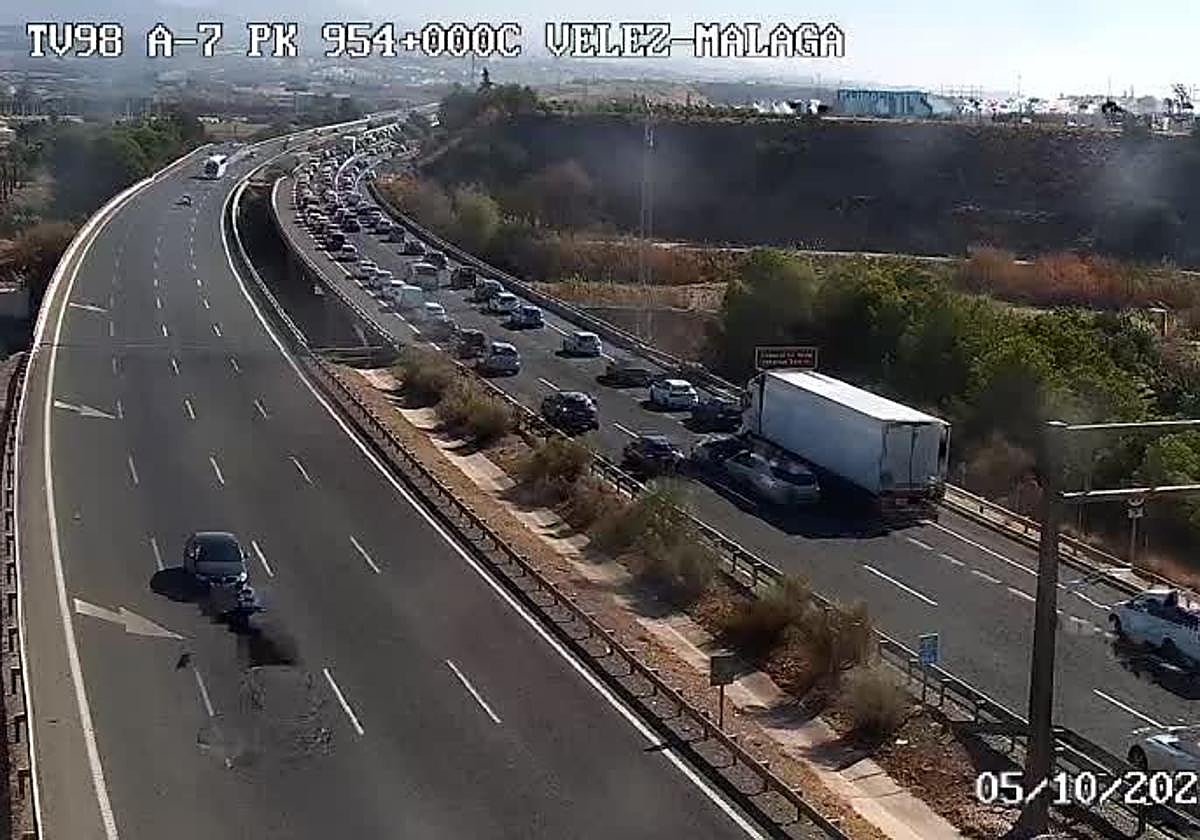 Imagen de la retención de vehículos, este sábado.