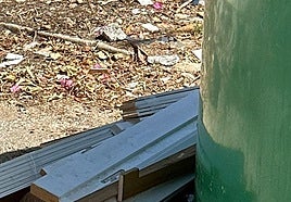 Basura detrás de los contenedores.