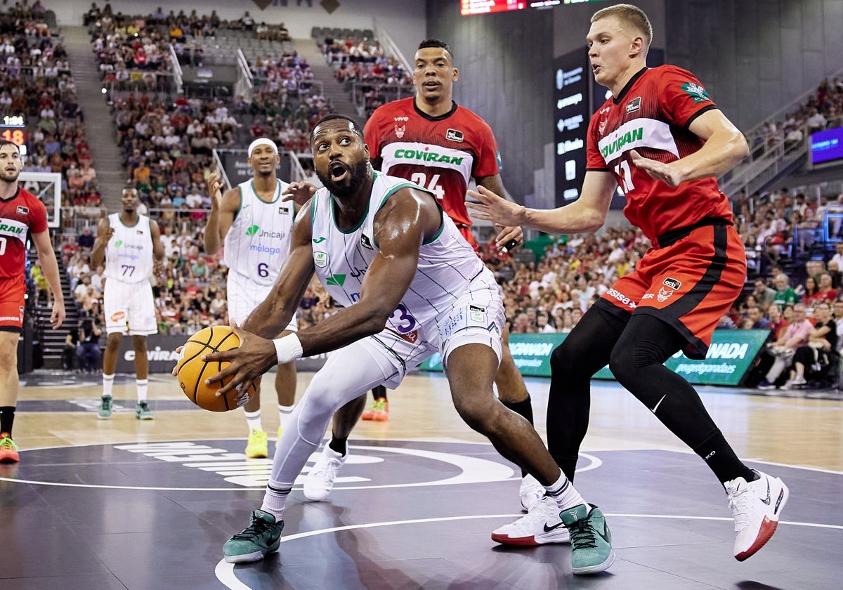 Wiley y Valtonen defienden a Melvin Ejim en el partido jugado en Granada.