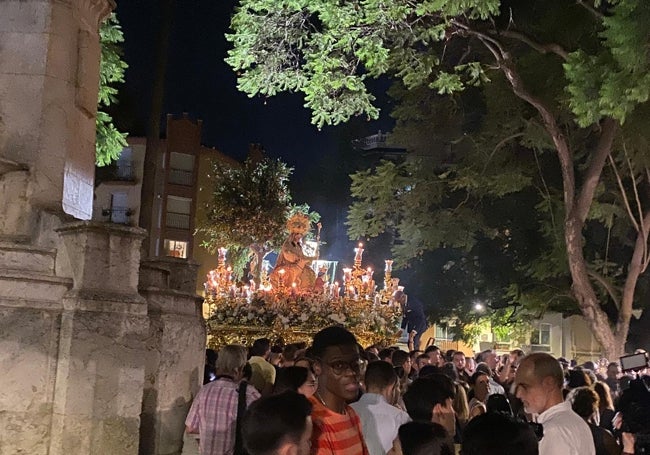La Divina Pastora por los jardines de la plaza de Capuchinos.