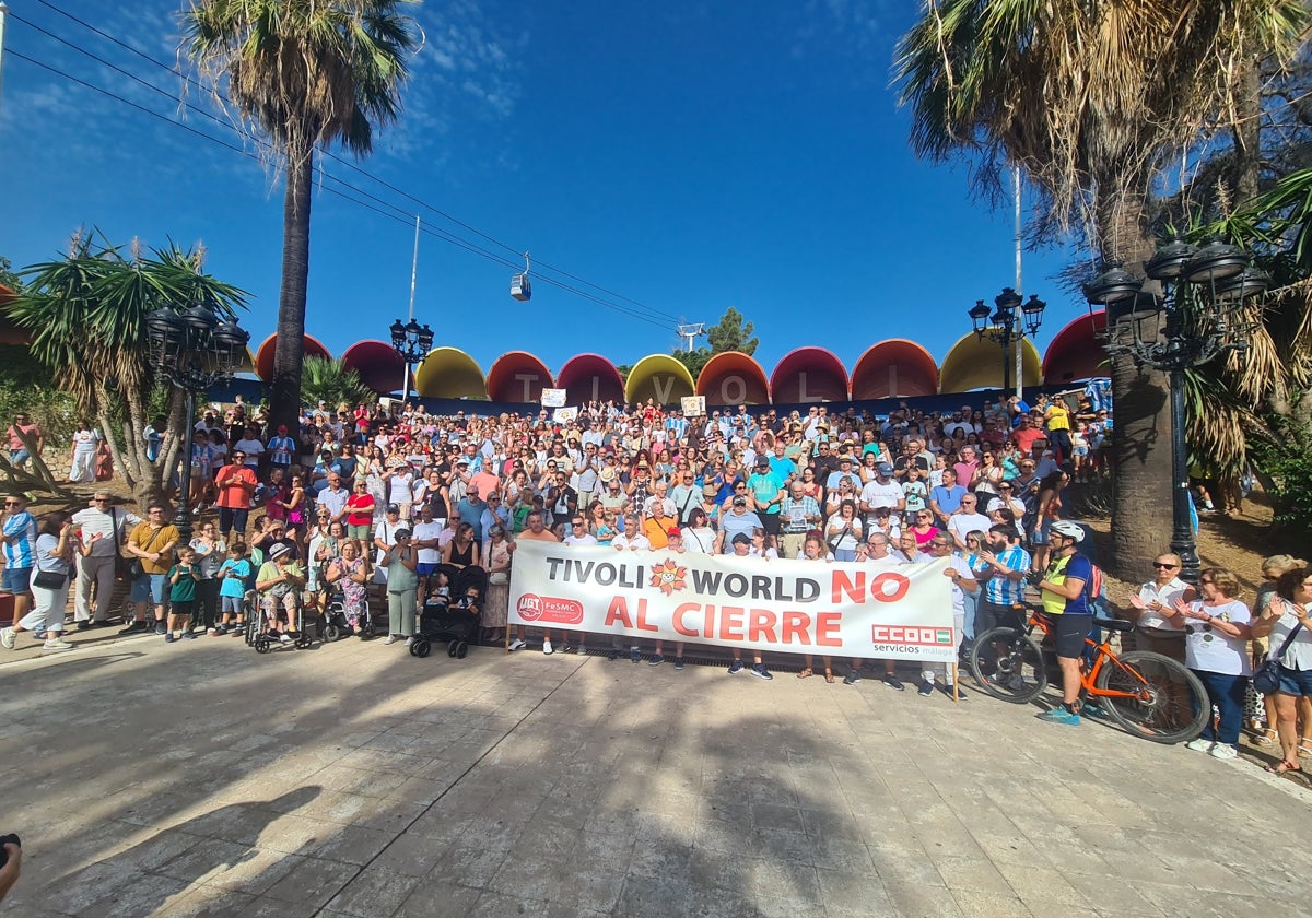 Participantes en la protesta celebrada este domingo a las puertas de Tivoli, en Benalmádena.