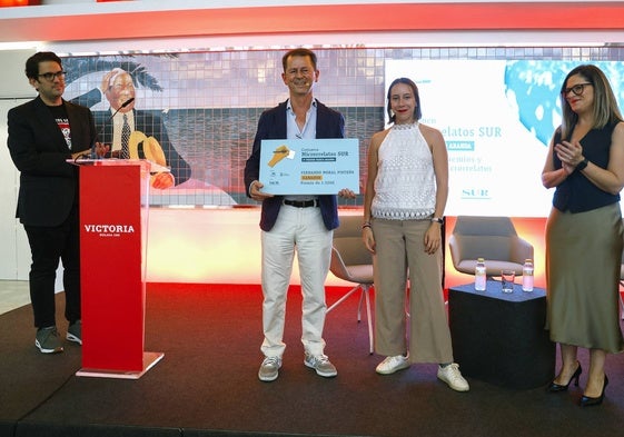 La entrega del premio a Fernando Moral, junto a Lola Aranda (hija de Pablo) y los periodistas Alberto Gómez y Regina Sotorrío.