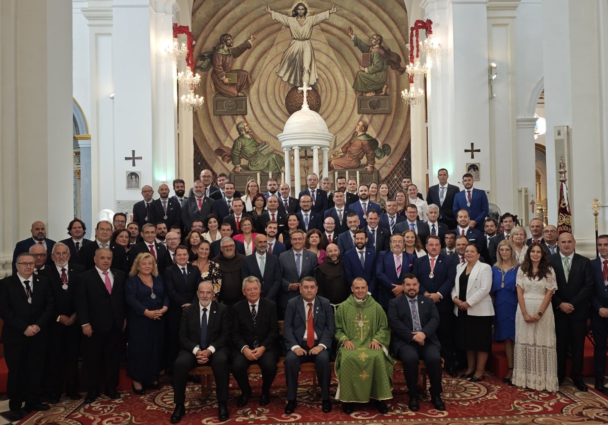 Foto de familia de la nueva junta de gobierno de la Agrupación de Cofradías de Vélez-Málaga en la iglesia de San Juan Bautista.