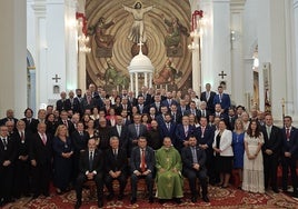 Foto de familia de la nueva junta de gobierno de la Agrupación de Cofradías de Vélez-Málaga en la iglesia de San Juan Bautista.