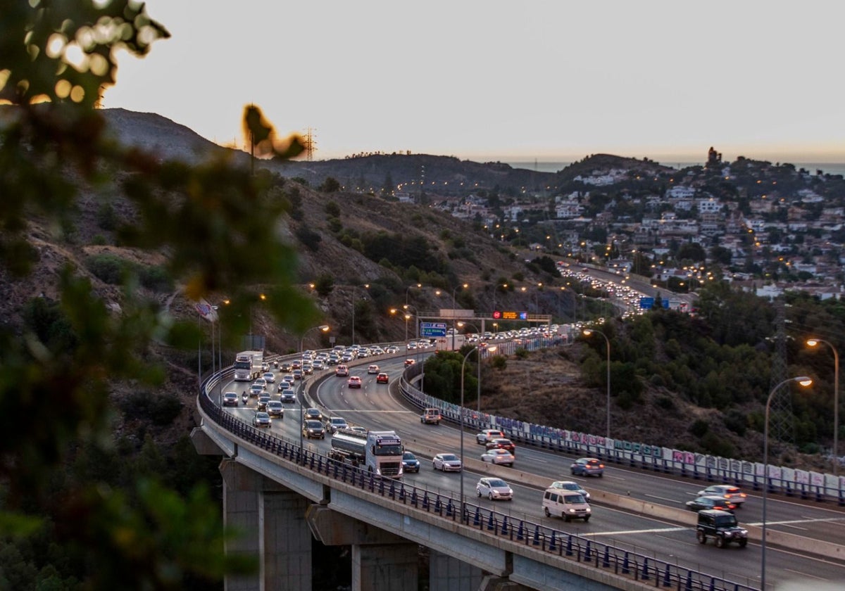 Caravana en el acceso a la capital desde la zona Este.