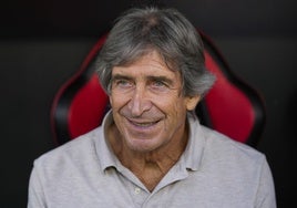 Manuel Pellegrini, este domingo en el banquillo del Sánchez Pizjuán, con 71 años y 20 días.