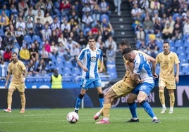 Baturina controla de espaldas ante Pablo Vázquez.