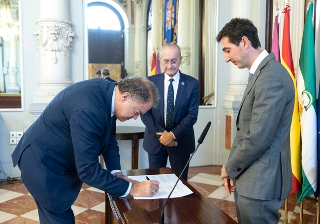 De la Torre asiste a la toma de posesión de Luis Lafuente como director de los museos municipales.