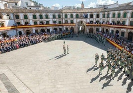 Unas 400 personas realizan la Jura de Bandera Civil en la plaza Ochavada.