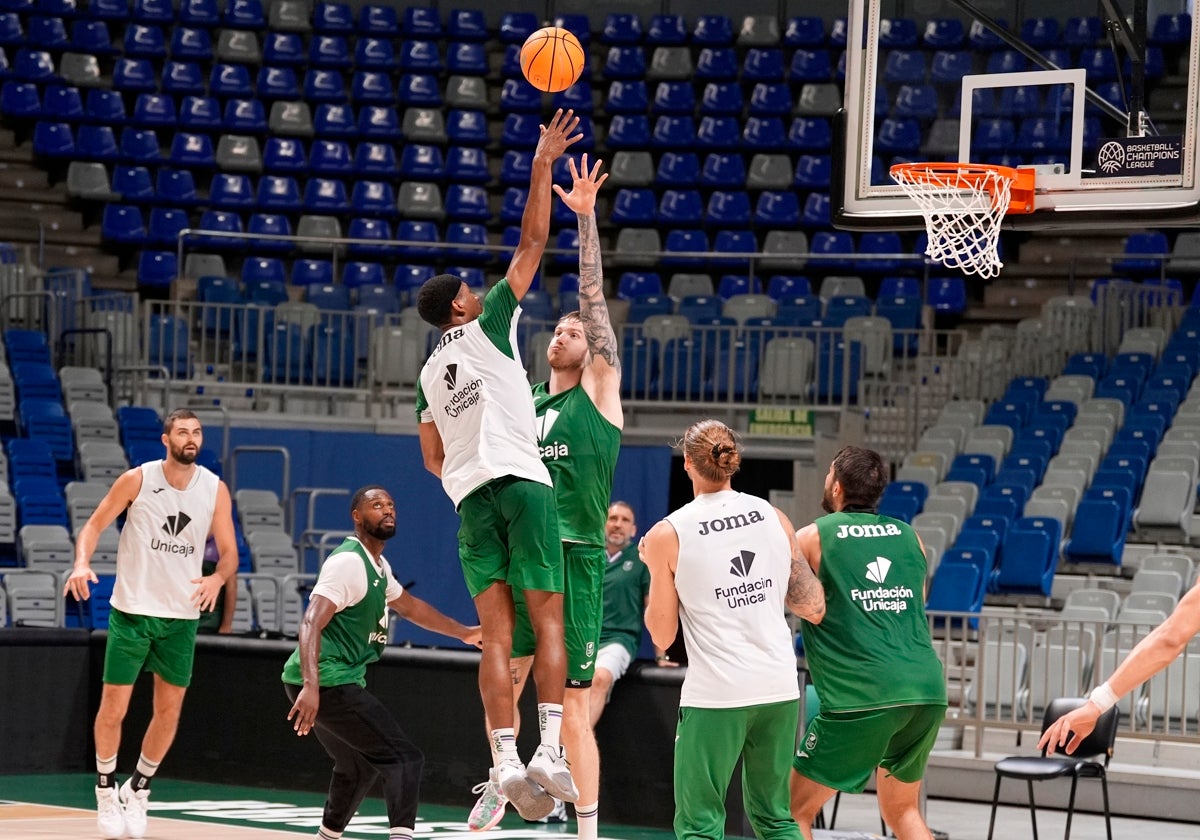 Balcerowski pone un tapón a Kam Taylor este martes en el entrenamiento.