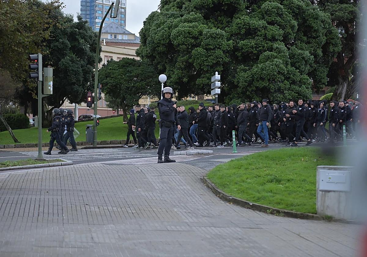 Ultras del Málaga rodeados por agentes de la Policía Nacional.