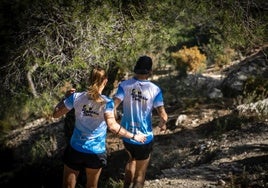 Dos personas en la Alcaparain Trail del año pasado.