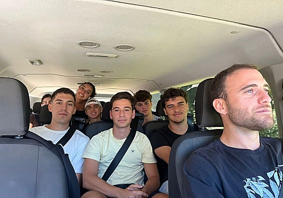 Trujillo, en el centro con camiseta amarilla, junto a un grupo de estudiantes en su viaje a Carolina del Norte.