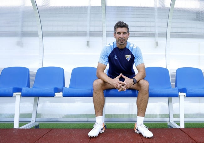 Funes, en el banquillo donde se ubica en los partidos como local el Atlético Malagueño.