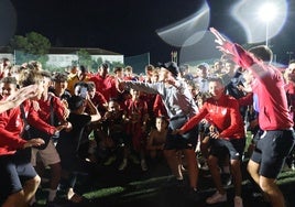 La celebración de jugadores y aficionados del San Pedro del pase a la primera ronda de la Copa del Rey.