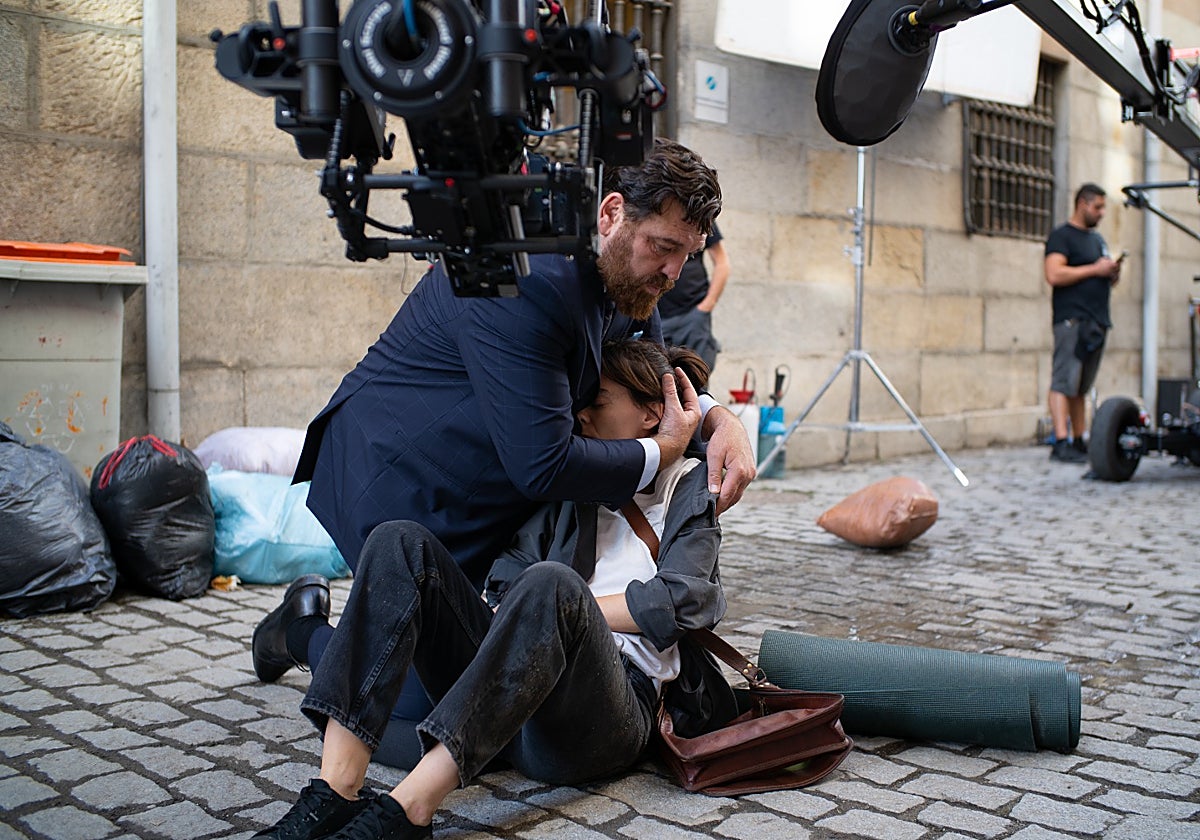 Rodaje de 'Reina Roja', con sus protagonistas Hovik Keuchkerian y Vicky Luengo.