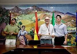 Hernández con la vara de mando, y a la izquierda de la imagen Raúl Pico, el aspirante de IU.