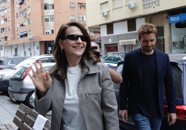 Juliette Binoche, a su llegada a la Alianza Francesa de Málaga, junto a su director, Sullivan Benetier.