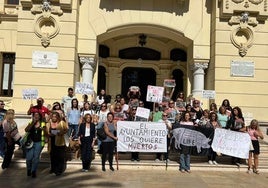 Animalistas se han manifestado esta semana en el Ayuntamiento.