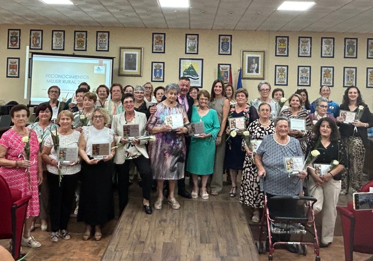 Foto de familia con las 30 mujeres galardonadas en la Mancomunidad Oriental.