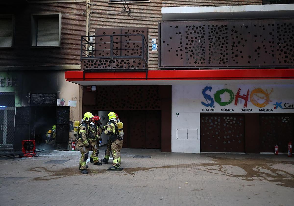 Efectivos de bomberos, junto al Teatro del Soho, este viernes.